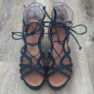 Gentle Souls by Kenneth Cole Black Strappy Women's Platform Wedge Sandals